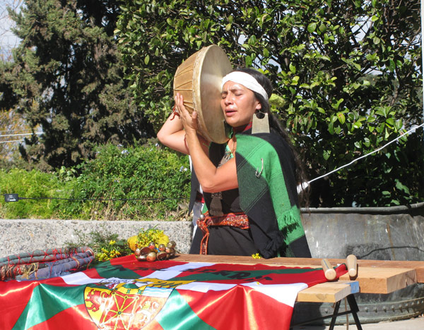Esta "machi", autoridad religiosa mapuche, realizó una ceremonia en la que se bendijo la ikurriña, en el Aberri Eguna celebrado en el Cerro San Cristóbal de Santiago de Chile (foto GureEtorkiaEE)