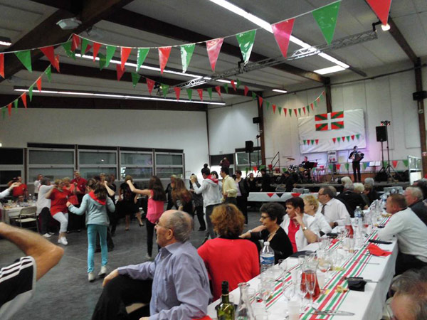 En la sobremesa hubo bailes y diversión en el Euskal Eguna 2014 de Ongi Etorri (foto BordeleEE)