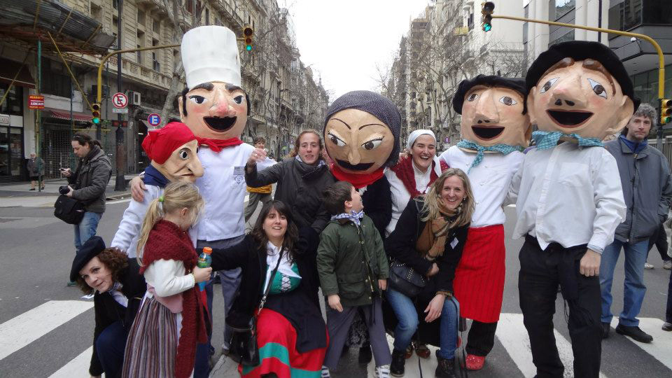 Arantxa Anitua on a street in Buenos Aires surrounded by young participants from Laurak Bat in Buenos Aires Celebrates the Basque Country 2014 (photoEE)