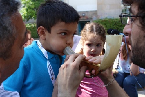 It's not easy to get a note out of an Alboka but this boy is giving it his all (photoBerlinEE)