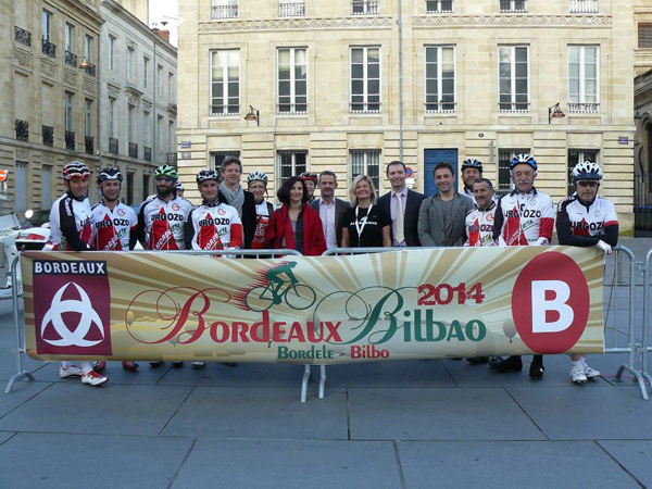 Cyclists from the Urgozo group in Bilbao at the starting line with authorities and event organizers as well as club president, David Mugica (photoBordeauxEE)