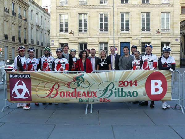 Cicloturistas del grupo Urgozo, de Bilbao, posan en la salida con autoridades y organizadores, entre ellos David Mugica, presidente de la euskal etxea bordelesa (foto BordeleEE)