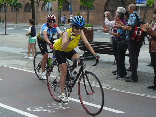 "Aquí estamos" parace decir esta corredora en la llegada a la meta de Bilbao (foto BordeleEE)