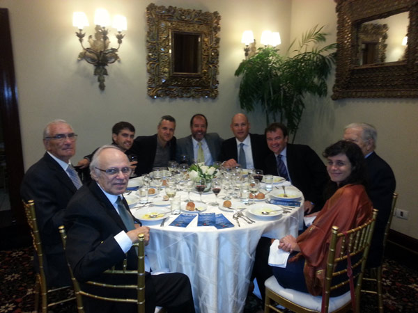 Asistentes a la cena de clausura del viaje en el Country Club de Lima, lugar en el que se fundó la euskal etxea limeña en el año 1950 (foto LimaEE)