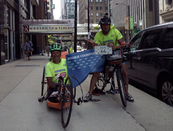 Iñaki Castañeda y Alfredo Olabegoia en Chicago (foto Ruta66)