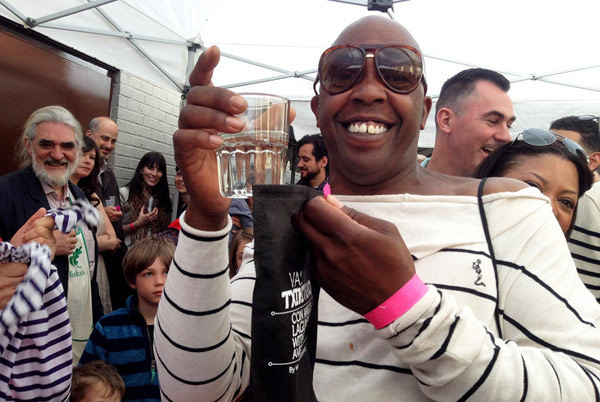 Este participante se llevó un vaso de txikiteo en uno de los numerosos sorteos con fines benéficos que hubo en la feria (foto Txikifest.com)