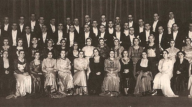 Los miembros del grupo Eresoinka, cantantes y bailarines que protagonizaron la gira que culminaría en París el 26 de mayo de 1939 ante tres mil espectadores (foto Deia)