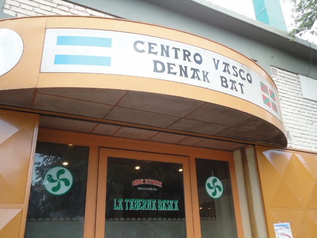 Acceso a la sede del Centro Vasco Denak Bat de Mendoza, en Argentina (foto EuskalKultura.com)