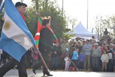 Las banderas argentina y vasca en las calles de Saladillo, en ocasión de celebrarse un nuevo aniversario de la Revolución de Mayo (fotoEE)