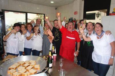 El equipo organizador del Baztango Eguna, que empezó la jornada entre fogones preparando el suculento menú, brinda por el éxito de la convocatoria (foto MéxicoEE)