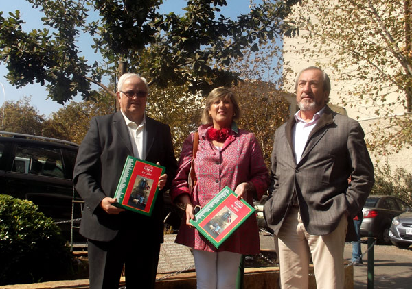 Archibaldo Uriarte, presidente de Eusko Etxea; Iratxe de Madariaga, cónsul honoraria de Chile en el País Vasco; y Pedro Ayala, director de Eusko Etxea (fotoEE)