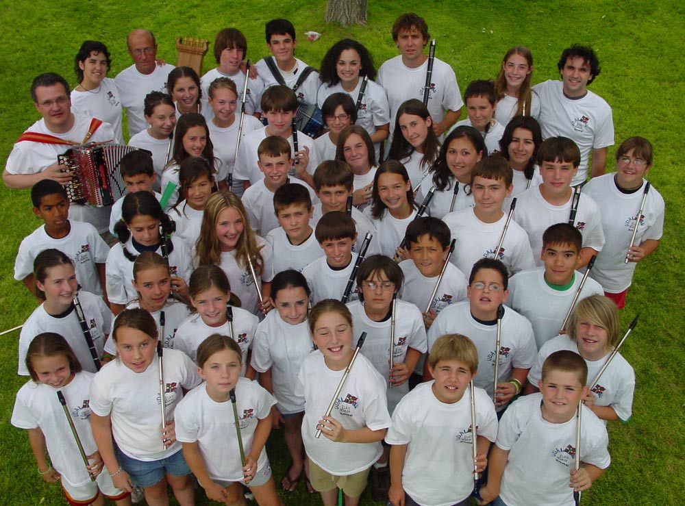 Fotografía de grupo de la última edición de Udaleku en Elko, en 2006. Hacer click encima para agrandar la imagen.