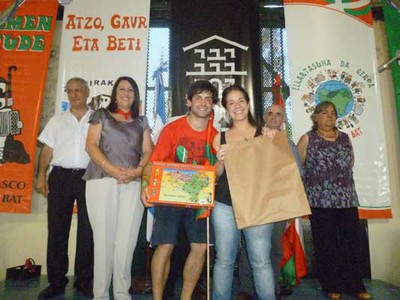 Bahia Blancako Union Vasca-ko kideak euren saria jasotzen Rosarioko Euskal Astean, 2012an