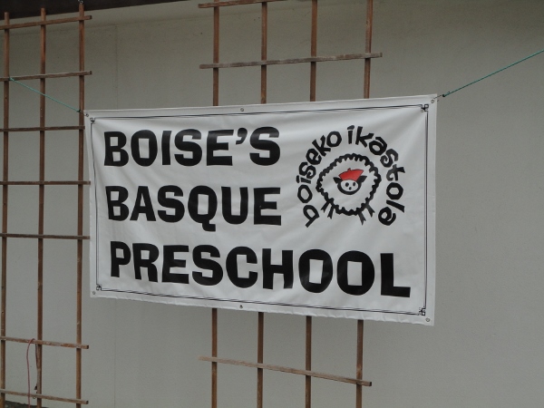 El restaurante Bardenay, amplio local situado en pleno centro de Boise, frente al Museo Vasco de la ciudad, dedicará una parte de sus ingresos del lunes a colaborar con la Boiseko Ikastola (foto EuskalKultura.com)