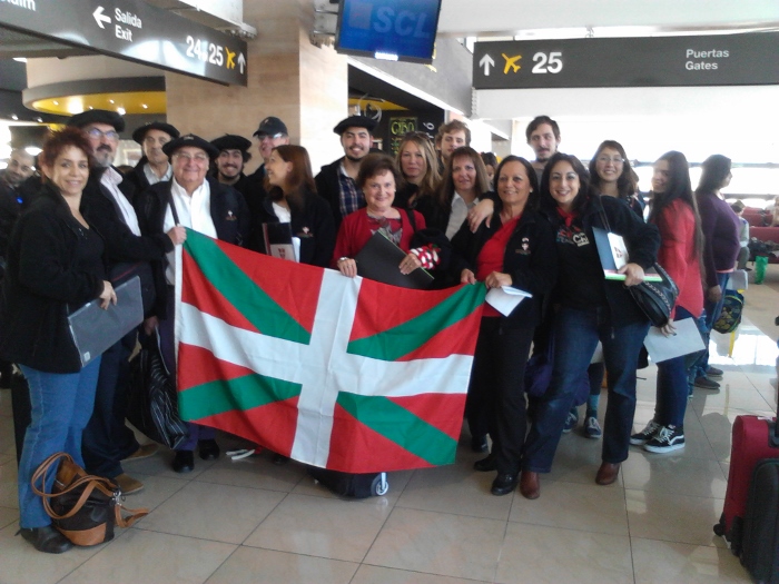 La expedición vasca a Antofagasta, con el coro, los dantzaris y amigos de la institución (fotoEE)