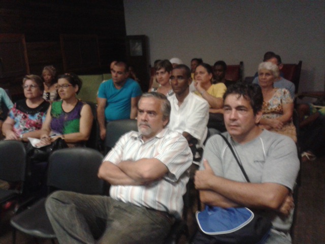 Aspecto de la sala durante la conferencia de Kinku Zinkunegi en La Habana sobre el euskera en el mundo. En el centro, Renato García Eguzquiza, presidente de la Asociación Vasco-Navarra de Beneficencia (foto HABE-EuskalKultura.com)