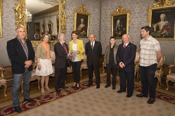 Yolanda Barcina recibe a representantes de los Hogares Navarros, al alcalde de Isaba, Ángel Luis de Miguel, y al autor de la obra, Arturo Navallas (foto Gobierno de Navarra)