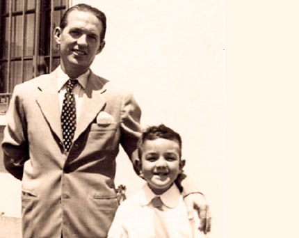 Chema Salcedo, de niño, junto a su padre, José Salcedo Molinuevo