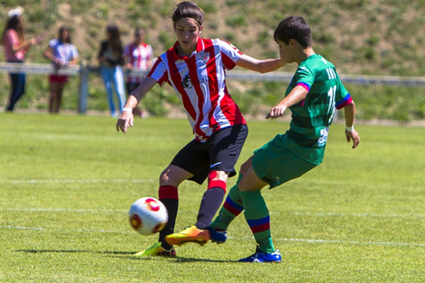 Athletic Club women’s players playing a soccer game (photo www.athletic-club.net)