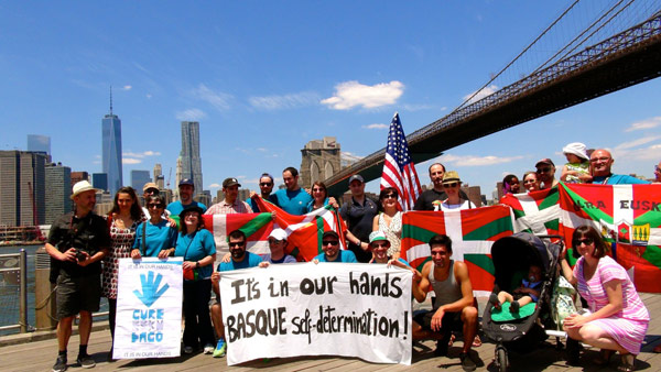Los vascos de EEUU reivindicaron el derecho a decidir de Euskal Herria en un marco emblemático, junto al puente de Brooklyn y frente al skyline de la Gran Manzana (foto GariUdabe)
