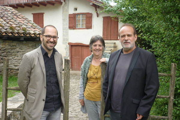 Aitzol Lasa, left, with organizers Aintzane Lasarte (IAEZI) and Pantxoa Etchegoin (EKE)