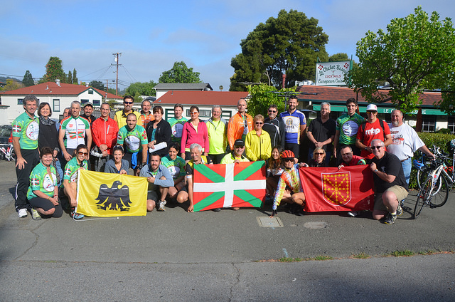 Los ciclistas vasco-californianos posan en una foto de grupo, contentos tras el esfuerzo realizado (foto SFBCC)