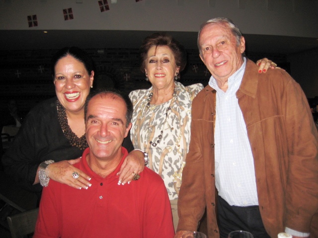 De izquierda a derecha, Jaione Arrieta, Ibon Mendibelzua (delegado del Gobierno Vasco en México), Begoña Jauregui de Ormaechea y Eduardo Ormaechea, en la fiesta 'Vascos México' del pasado octubre (fotoVM)