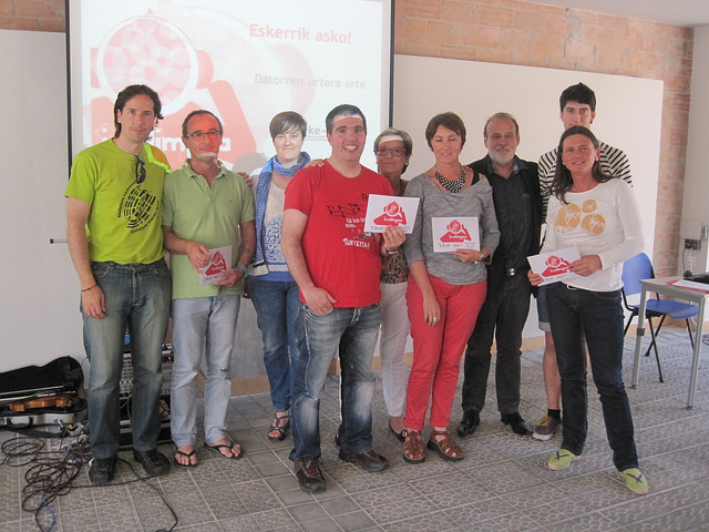 Los ganadores posan con miembros de la organización durante la entrega de premios (foto Azkue/EKE)