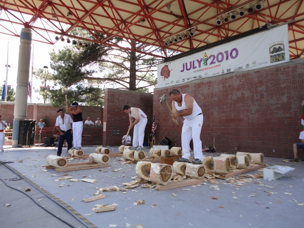 Renoko Euskal Jaiak: aizkolari lehia, artxiboko irudi batean (argazkia EuskalKultura.com)