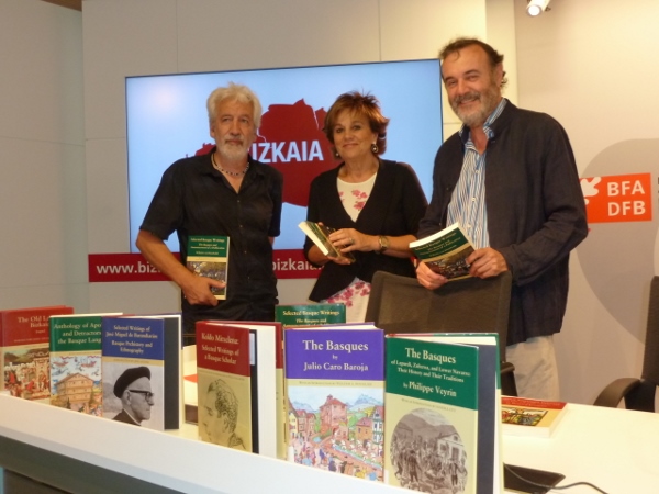 La presentación de 'Humboldt: Selected Basque Writings'. De izquierda a derecha, Joseba Zulaika, Josune Ariztondo y Pello Salaburu el pasado miércoles en Bilbao