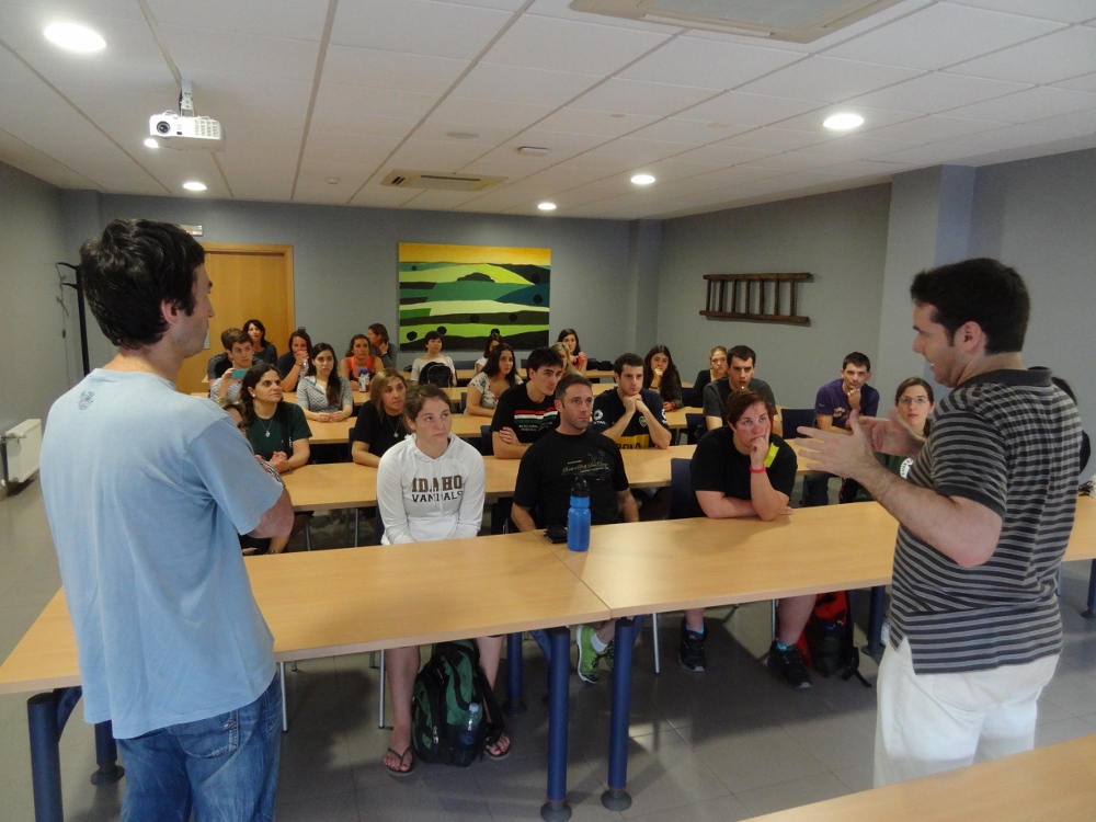 Asier Vallejo, director para las Comunidades Vascas en el Exterior del Gobierno Vasco se dirige a los gaztemundukides bajo la atenta mirada del coordinador del curso, el dantzari eibartarra Oier Araolaza (foto EuskalKultura.com)