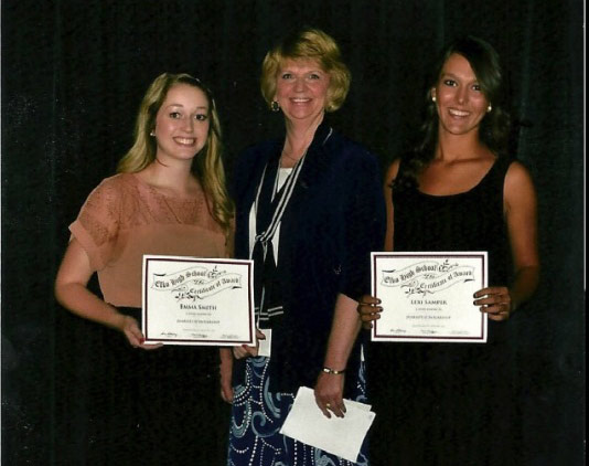 At the award ceremony, Emma Smith (she will study at the university in Utah), Cathy Smales (presenter), and Lexi Samper (this student of Basque origin will study at the UNR, in NV) (Photo JSP)