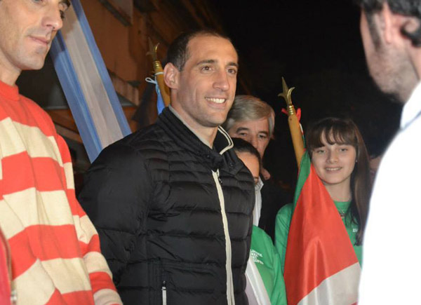 Pablo Zabaleta smiling at Mikel Garcia Bernaus who danced the Aurresku in his honor (photoArrecifesEE)