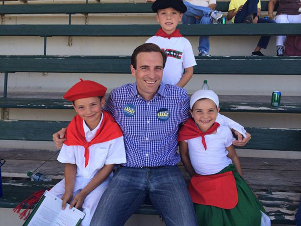 "Con la próxima generación de dantzaris vascos en el Elko Basque Festival #BasquePride" escribió Ádam Laxalt en esta foto publicada en su Facebook