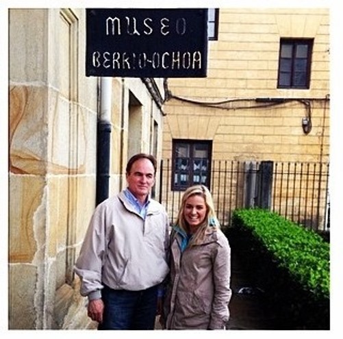 Ben Berriochoa and his daughter Morgan in front of the Berriochoa Museum in Elorrio (Basque Country), last May (Photo Ben Berriochoa)