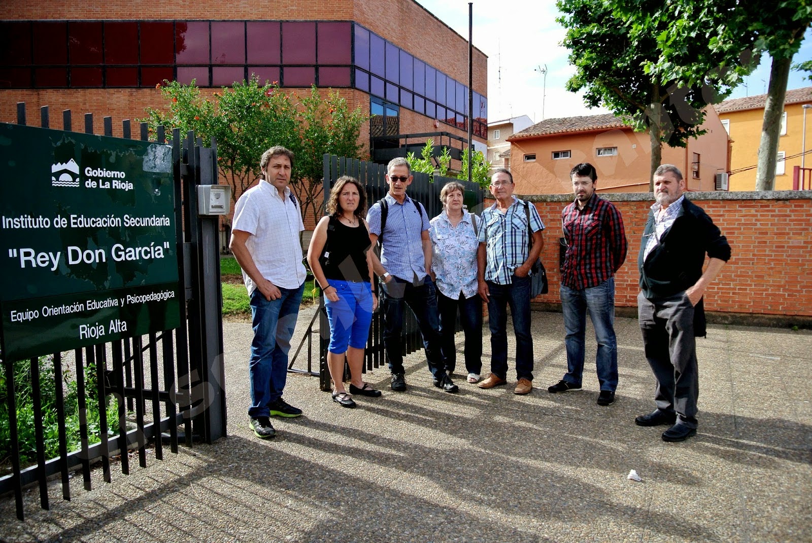 Miembros del grupo cultural vasco con Kinku Zinkunegi, técnico de HABE, frente al instituto donde se imparte el curso