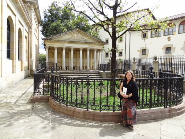 Ann Erreca el pasado domingo en Gernika, posando junto al Arbol (foto EuskalKultura.com)