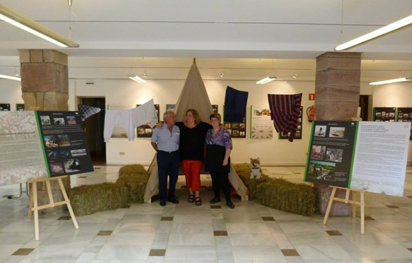 Los miembros de Euskal Artzainak Ameriketan Rafael Lizasoain, Laura Igantzi y Adriana Marmaun en la inauguración de la muestra (foto Euskal Artzainak Ameriketan) 