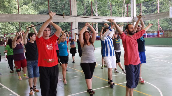 Aprendiendo la ezpatadantza, bajo la tutela de Josu Garate y Oier Araolaza (foto Dantzan.com)