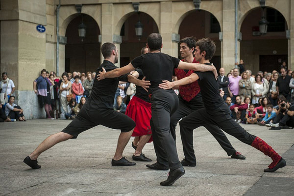 "Gelajauziak" ikuskizunaren emanaldia Donostiako Konstituzio plazan (argazkia www.kukai.info)