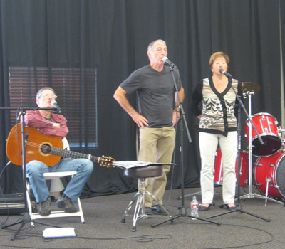 A pesar de que comenzó como una competición, el Día de la Canción Vasca constituye hoy una oportunidad para compartir melodías euskaldunes. En la foto, Mikel Markez, Erramun Martikorena y Solange, la hermana de éste, cantando en Rocklin en 2010.