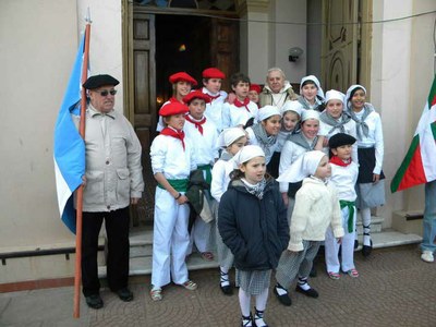 General Las Heraseko Zazpirak Bat elkarteko dantzariak San Inazio mezaren ostean, artxiboko irui batean