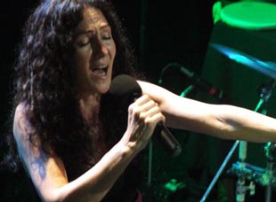 Silvia Iriondo euskal jatorriko folk kantari eta musikagile argentinarra