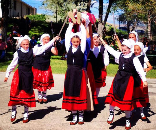 Basque dances from Bizkaia were also part of the final performance (photoUdaleku2014)