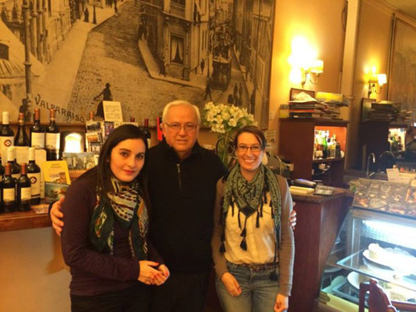 Valezka Rojas, Archibaldo Uriarte y Vanesa Arozamena, en su visita a Valparaíso (foto ValparaisoEE)