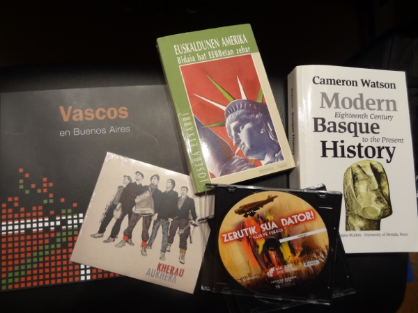 Sariak: hiru liburu, 'Vascos en Buenos Aires', askoren artean (gaztelaniaz), Joseba Etxarriren 'Euskaldunen Amerika' (euskaraz) eta Cameron Watson-en 'Modern Basque History' (ingelesez), Kherau taldearen 'Aukhera' CDa; eta 'Zerutik sua dator' DVDa.