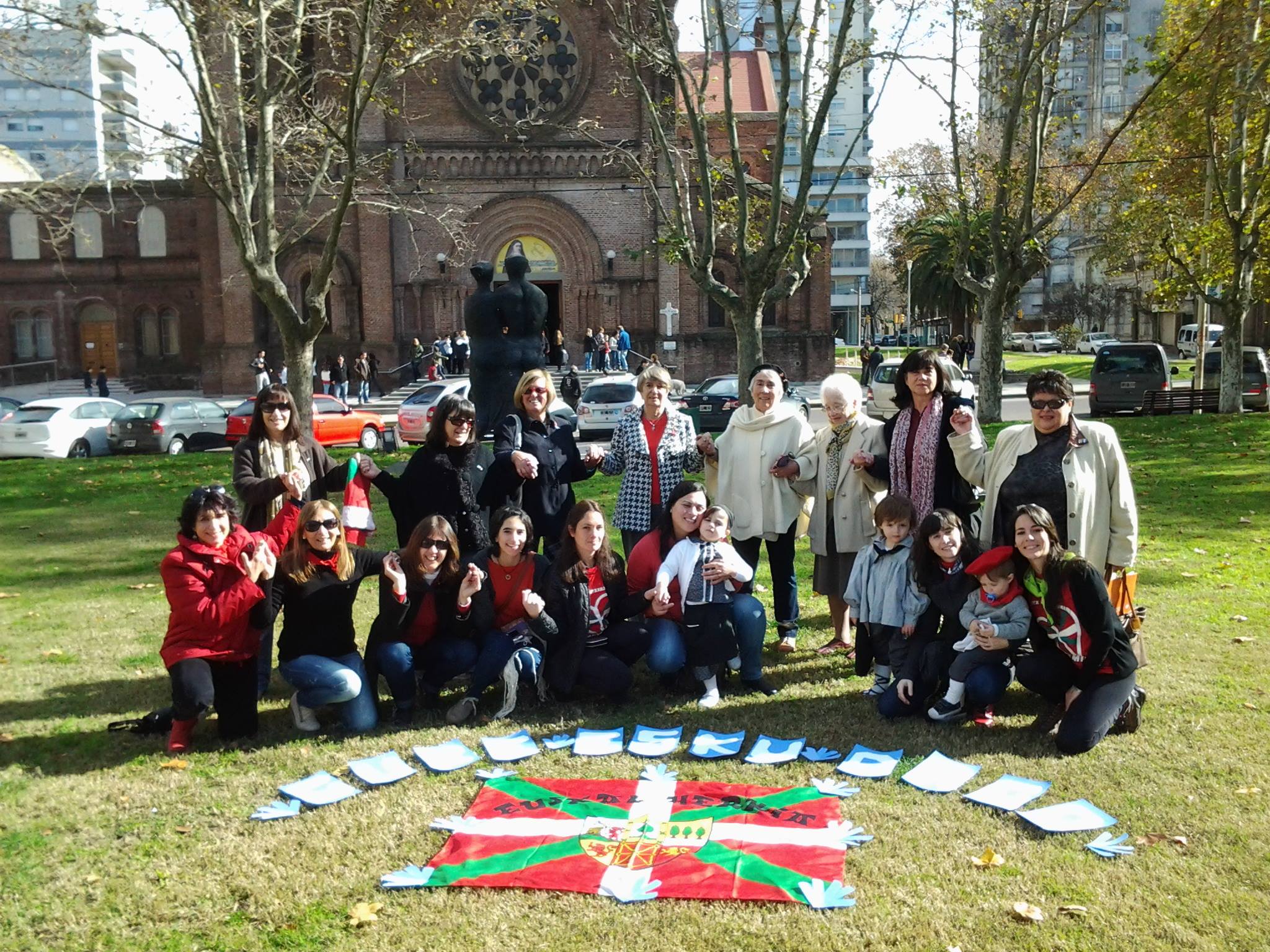 Integrantes del Lagun Onak pergaminense participando de la Cadena Humana 'Gure Esku Dago', en la Plaza Merced de la ciudad