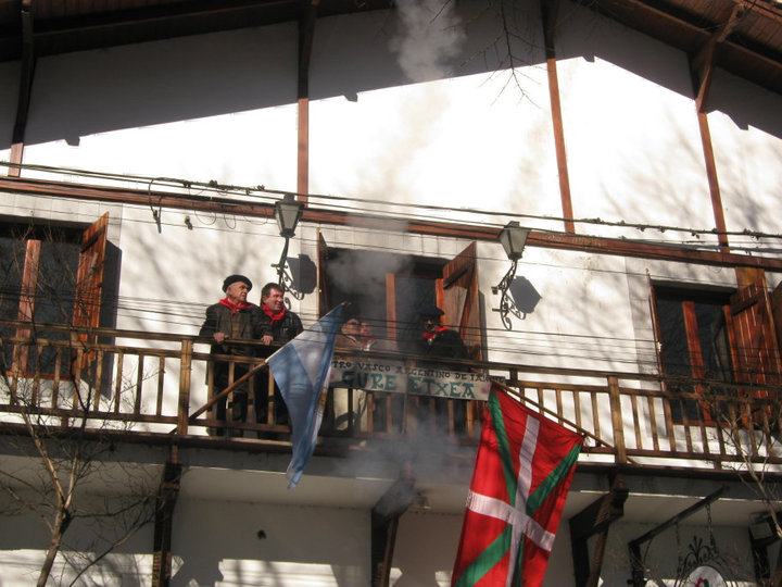 Lanzamiento del Txupinazo de San Fermín desde el balcón de la euskal etxea tandilense