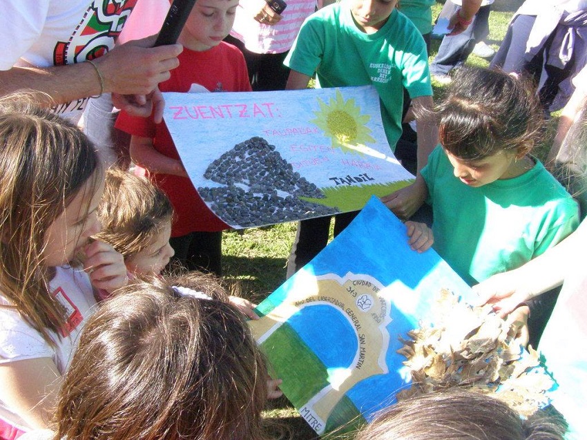 Children exchanged postcards from their hometowns as souvenirs of the 17th edition of the Llavallol FEVA Txiki Gathering