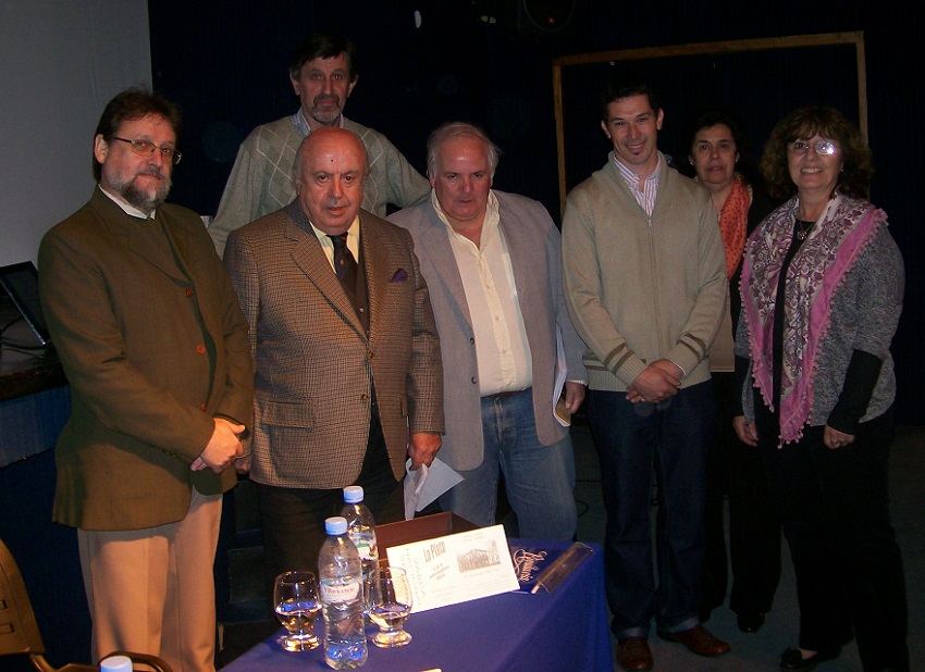 Guillermo Villate, Jorge Otaño, Carlos Irisarri, Txarito Naya, Marité Echegoyen y Luis Luquez junto al representante de la Municipalidad local